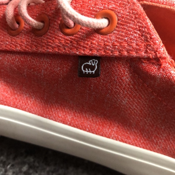 Pinky-peach Lamo sneakers size 8 - Picture 2 of 5